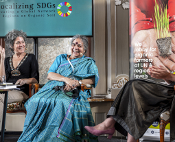 Ana Digon und Prof. Dr. Vandana Shiva auf dem Podium, moderiert von Josefine Herz.
